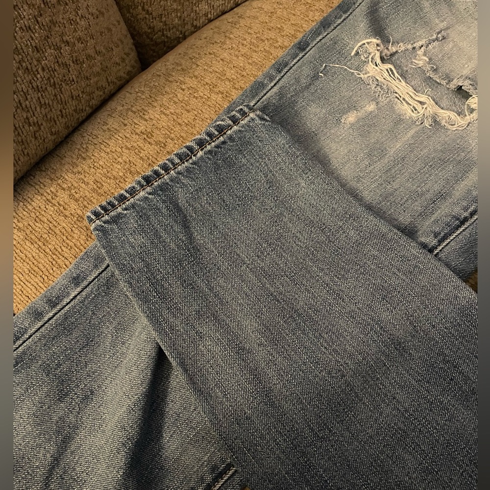 Slightly worn American eagle ripped jeans - Picture 5 of 5